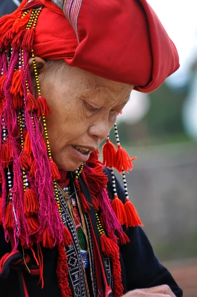 Red Dao donna di minoranza etnica con turbante a Sapa, Vietnam — Foto Stock