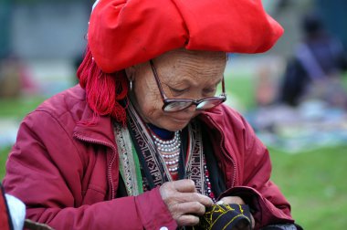 Kırmızı dao kadın Türban dikiş sapa piyasada, vietnam ile