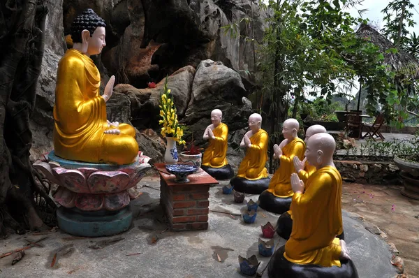 Bir grup heykel buddha ve talebeleri, vietnam — Stok fotoğraf