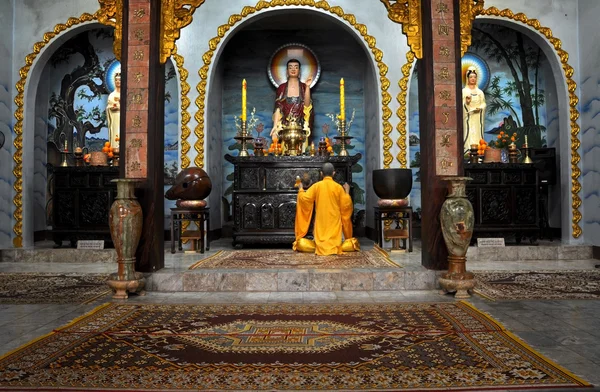 Buddhist monk meditating — Stock Photo, Image