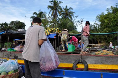 yüzen market, mekong delta, vietnam Vietnamca tüccarlar mallarını cai yılında satış çaldı