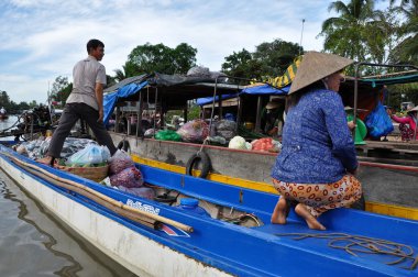 yüzen market, mekong delta, vietnam Vietnamca tüccarlar mallarını cai yılında satış çaldı