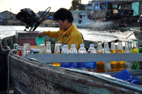 Yüzen market, mekong delta, vietnam Vietnam kadın CAI mal satan çaldı — Stok fotoğraf