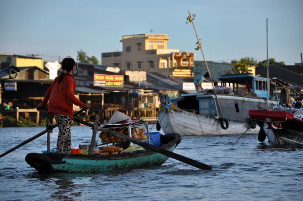 Mujer vietnamita vendiendo bienes en el mercado flotante Cai Rang, Delta del Mekong, Vietnam — Foto de Stock