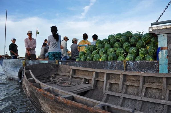 Yüzen market, mekong delta, vietnam Vietnamca tüccarlar mallarını cai yılında satış çaldı — Stok fotoğraf