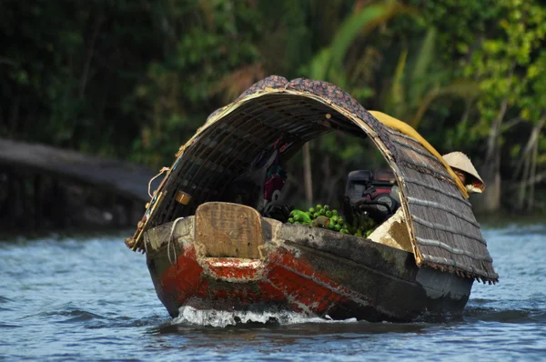 Fruit and vegetable sellers at Can Tho floating market, Mekong Delta, Vietnam — Stock Photo, Image