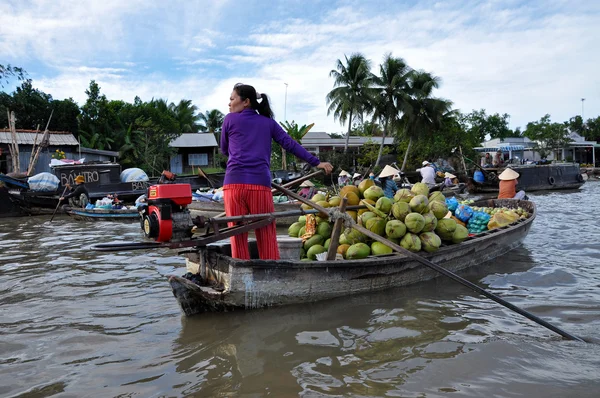 Fruit and vegetable sellers at Can Tho floating market, Mekong Delta, Vietnam — Stock Photo, Image