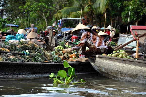 Fruit and vegetable sellers at Can Tho floating market, Mekong Delta, Vietnam — Stock Photo, Image