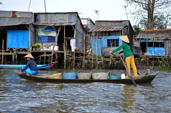 Fruit and vegetable sellers at Can Tho floating market, Mekong Delta, Vietnam — Stock Photo, Image