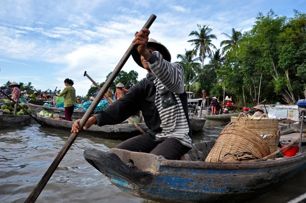 Fruit and vegetable sellers at Can Tho floating market, Mekong Delta, Vietnam — Stock Photo, Image