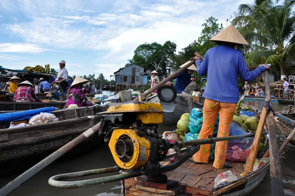 Vietnamese merchants selling their goods in Cai Rang floating market, Mekong Delta, Vietnam — Stock Photo, Image