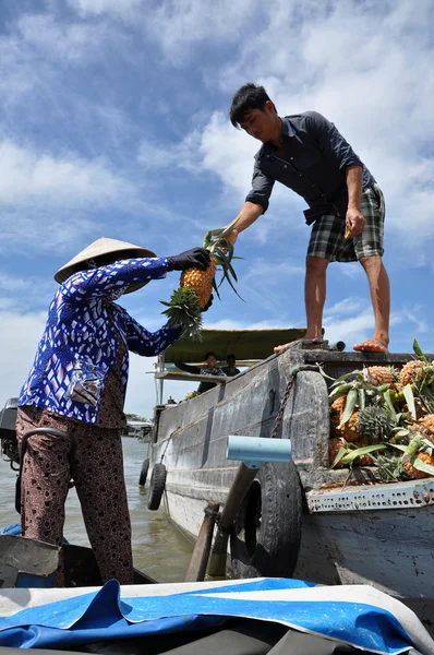 Commercianti vietnamiti che vendono le loro merci nel mercato galleggiante di Cai Rang, Delta del Mekong, Vietnam — Foto Stock