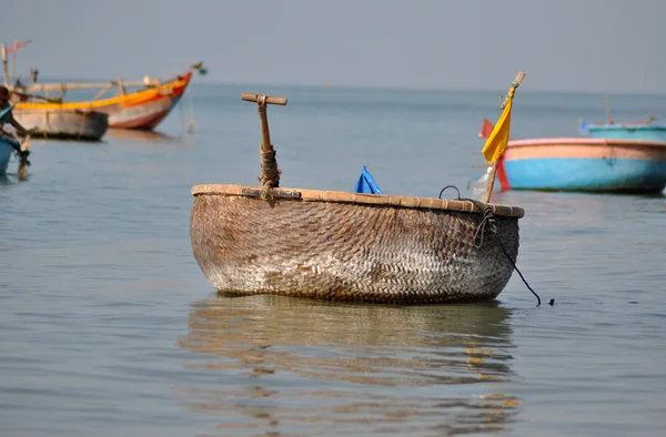 Barcos de pesca tradicionales vietnamitas en el puerto de Mui Ne, Vietnam — Foto de Stock