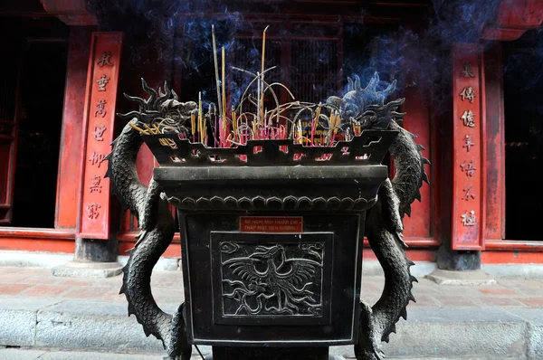 Urn in Buddhist temple filled with incense sticks. Temple of Literature, Hanoi, Vietnam — Stock Photo, Image