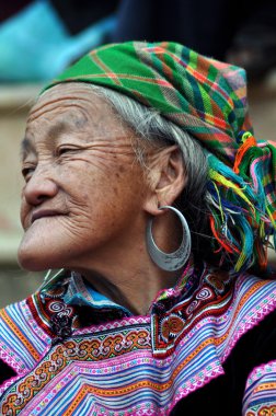 siyah h'mong azınlık kadında bac ha pazarı, vietnam