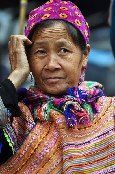 Zwarte h'mong minderheid vrouw in de bac ha markt, vietnam — Stockfoto