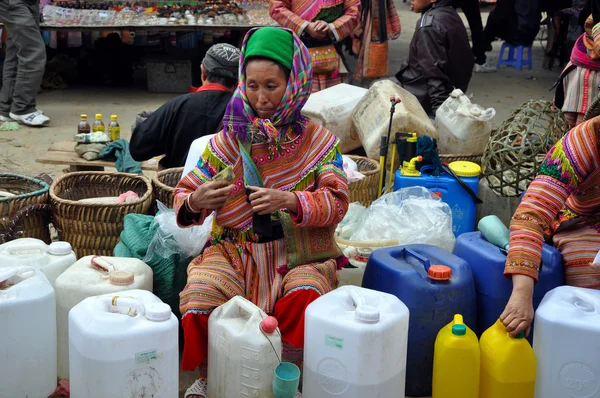 A Black H'mong minority woman selling rice wine in Bac Ha market, Vietnam — Stock Photo, Image