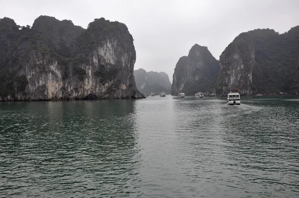 Îles calcaires dans la mer, baie d'Halong, Vietnam — Photo