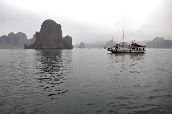Νησιά ασβεστόλιθων στη θάλασσα, το halong bay, το Βιετνάμ — Φωτογραφία Αρχείου