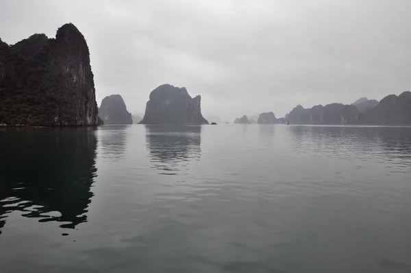 Νησιά ασβεστόλιθων στη θάλασσα, το halong bay, το Βιετνάμ — Φωτογραφία Αρχείου
