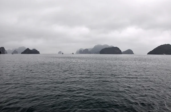 Mészkő-szigetek a tenger, Halong Bay, Vietnam — Stock Fotó