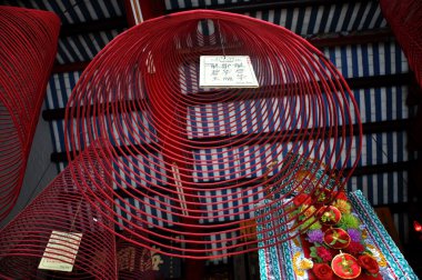 yanan tütsü bobinleri hoi quan quang trieu Tapınağı, hoi an, vietnam asılı