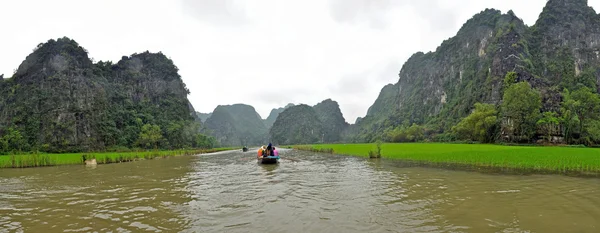 Pirinç tarlaları ve kireçtaşı kayalıklarla tam coc nehir, ninh binh, vietnam boyunca — Stok fotoğraf