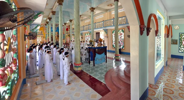 Religious ceremony in a Cao Dai Temple, My Tho, Vietnam — Stock Photo, Image