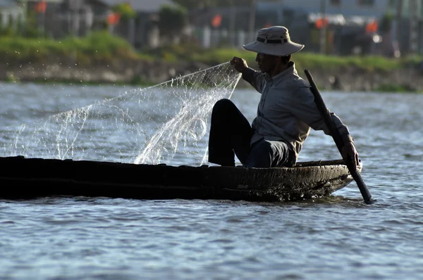 Vietnamese fisherman in the Mekong delta, Vietnam — Stock Photo, Image