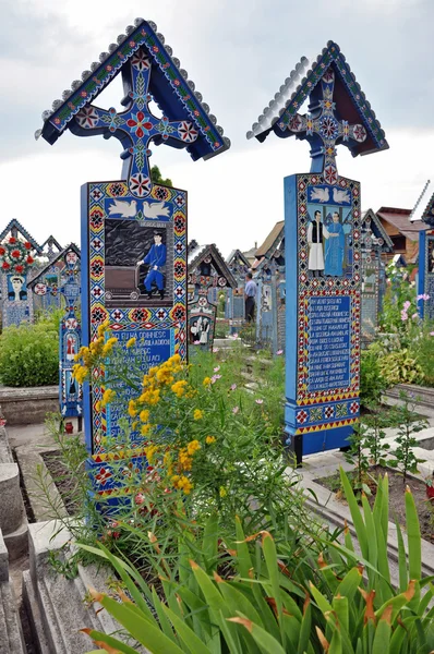 Carved and wooden crosses in the Merry Cemetery. Unesco heritage, Sapanta, Romania — Stock Photo, Image