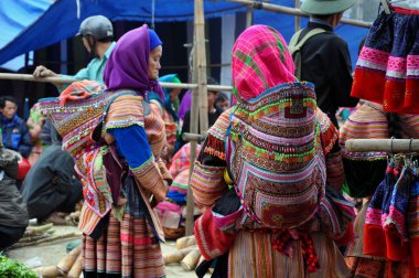 hmong kadın çocuğunu taşıyan bac ha, vietnam