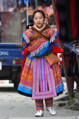 hmong kadın çocuğunu taşıyan bac ha, vietnam