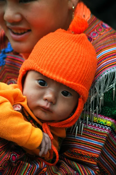 Женщина-хмонг носит своего ребенка в Бак Ха, Вьетнам — стоковое фото