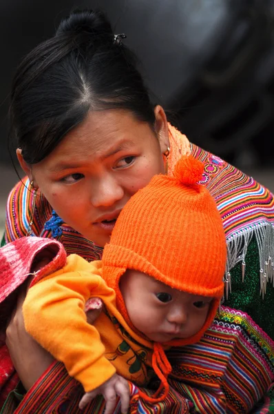 Hmong Frau trägt ihr Kind in bac ha, Vietnam — Stockfoto