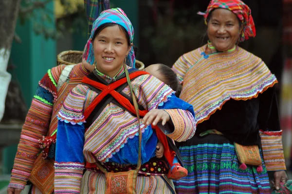 Hmong kadın çocuğunu taşıyan bac ha, vietnam — Stok fotoğraf