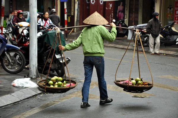 Vendedores ambulantes en Hanoi vendiendo sus productos. Hanoi, Vietnam — Foto de Stock