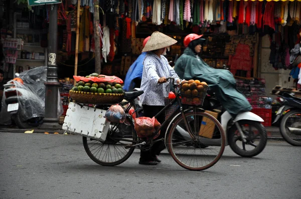 Уличные торговцы в Ханое продают свои товары. Ханой, Вьетнам — стоковое фото
