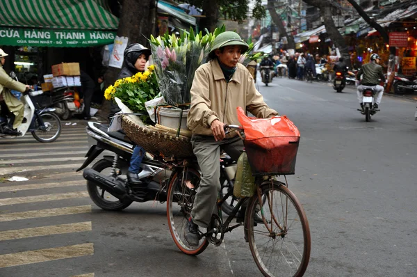 Straatverkopers in hanoi verkopen hun goederen. Hanoi, vietnam — Stockfoto