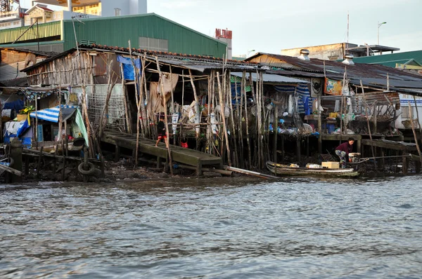 Casa Shack en el barrio pobre del delta del Mekong, Vietnam — Foto de Stock