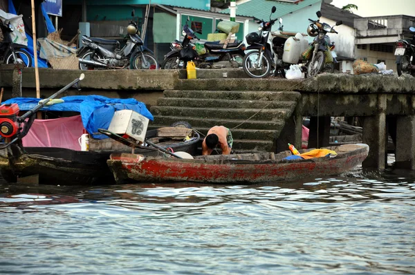 Casa Shack en el barrio pobre del delta del Mekong, Vietnam — Foto de Stock