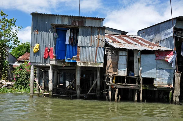 Shack home in the slum area of Mekong delta, Vietnam — Stock Photo, Image