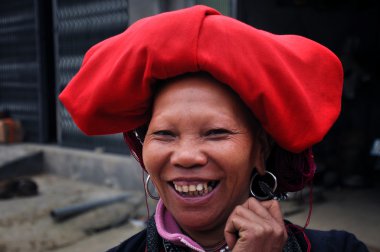sapa, vietnam'ın türban ile kırmızı dao etnik azınlık kadın