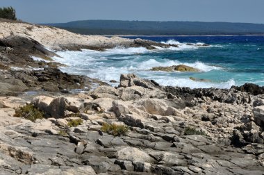 Mavi dalgalar üzerinde bir kıyı çökmesini