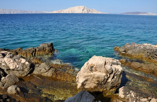 Rotsachtige kustlijn in Kroatië — Stockfoto