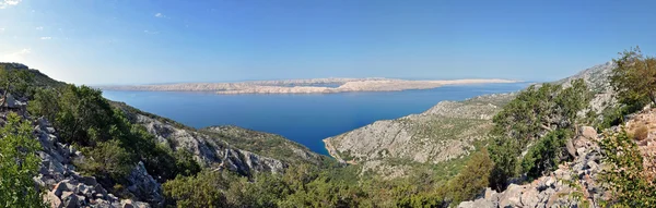 Hırvatistan'daki bir kayalık sahil şeridi Panoraması — Stok fotoğraf