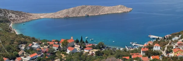 Панорама средиземноморских деревенских домов на пляже. Луково, Хорватия — стоковое фото