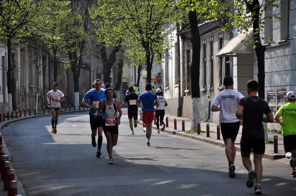 2013 年 4 月 21 日，克卢日后，罗马尼亚，与会者运行在克卢日国际马拉松赛 — 图库照片