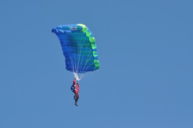 Paraşütçü havada