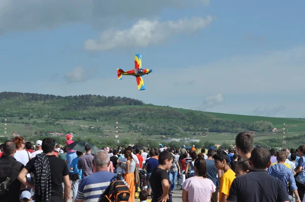 Extra 300 avião voando durante um show — Fotografia de Stock