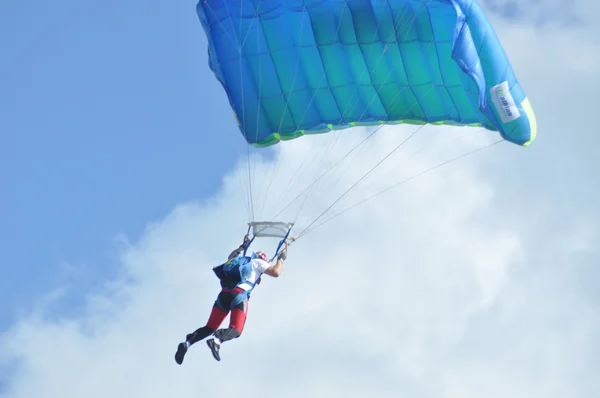 Parachutisten in de lucht — Stockfoto